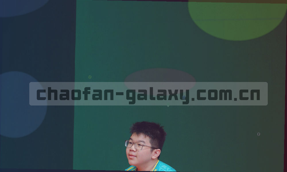 同一块信息面板在两种排版密度下的抽象对比示意，画面中没有文字